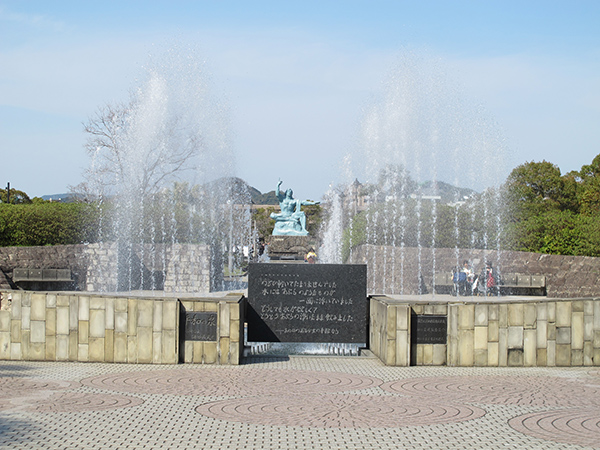 平和記念像と平和の泉